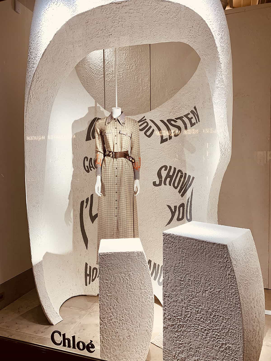 L'oggetto allestito all'interno della vetrina di Chloè a Milano